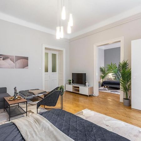 Spacious & Cozy Downtown Apartment With Balcony Budapest Ngoại thất bức ảnh