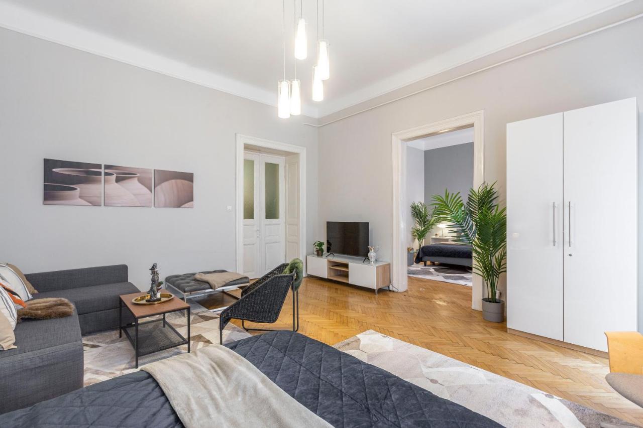 Spacious & Cozy Downtown Apartment With Balcony Budapest Ngoại thất bức ảnh