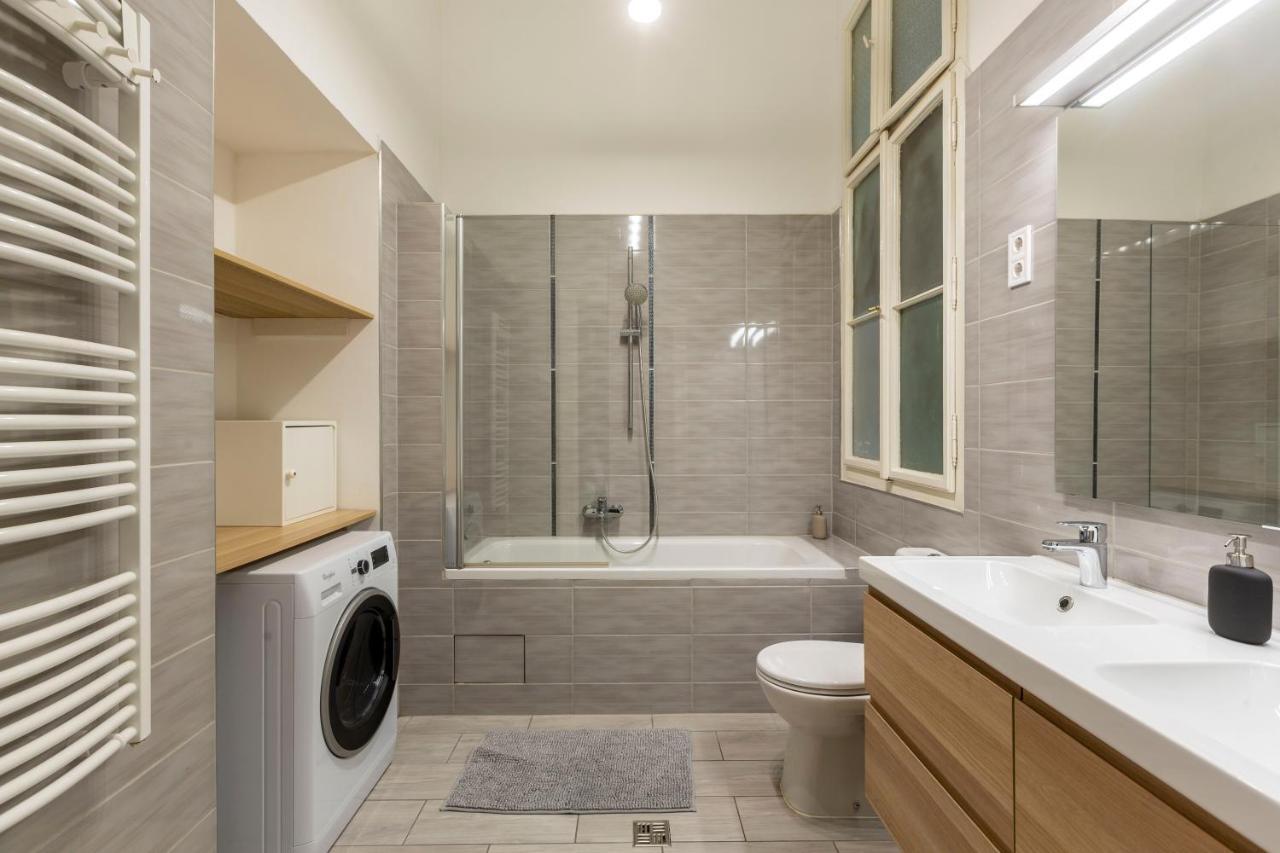 Spacious & Cozy Downtown Apartment With Balcony Budapest Ngoại thất bức ảnh
